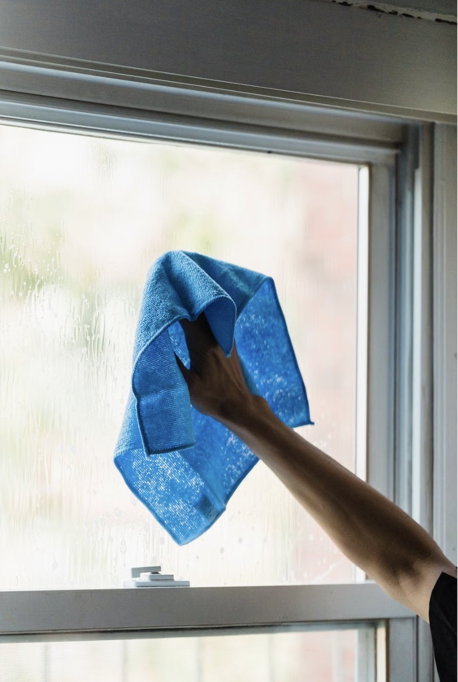 Fensterreinigung mit Mikrofasertuch